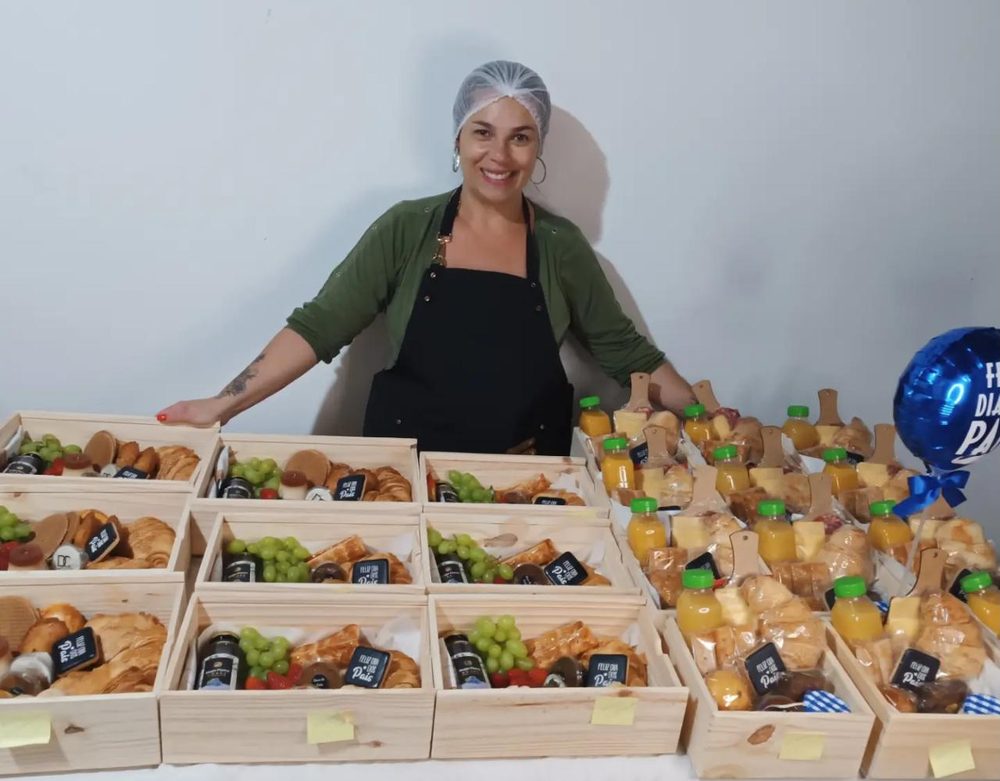Amanda, da Dream Coffee, com várias cestas de Dia dos Pais prontas